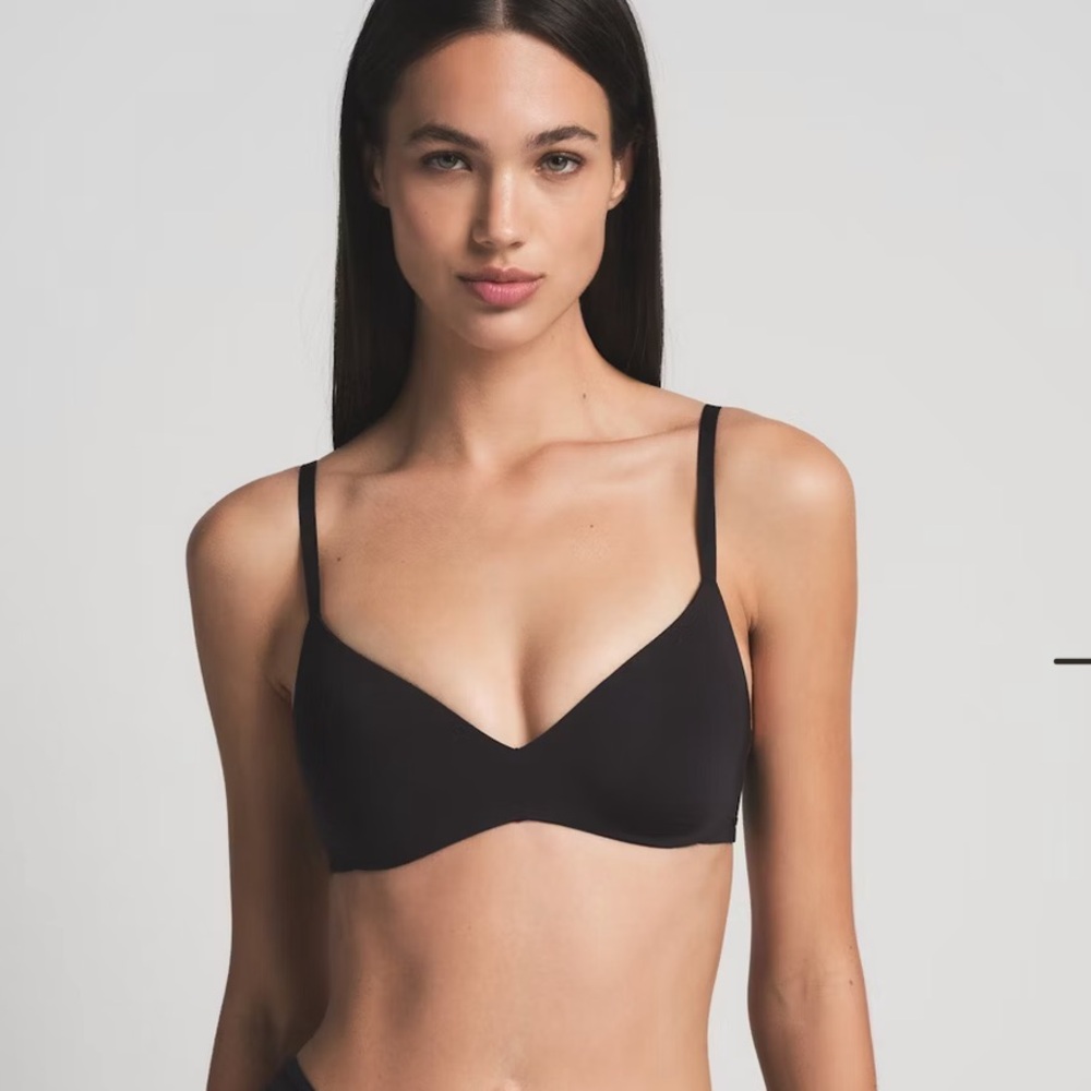 SKIMS Wireless Form PUSH-UP PLUNGE BRA. Onyx